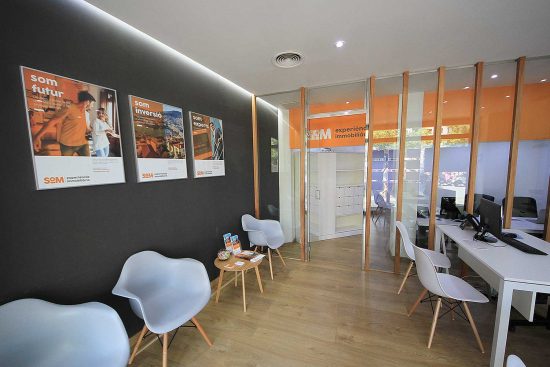 disseny branding iestudi barcelona 550x367 - Proyecto de comunicación, diseño y branding 360º