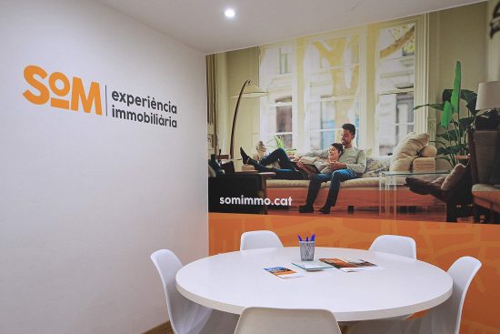 disseny branding immobiliaria 550x367 - Proyecto de comunicación, diseño y branding 360º
