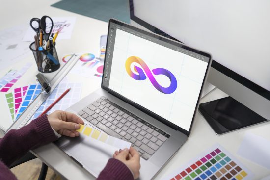 logos y paletas de colores que representan